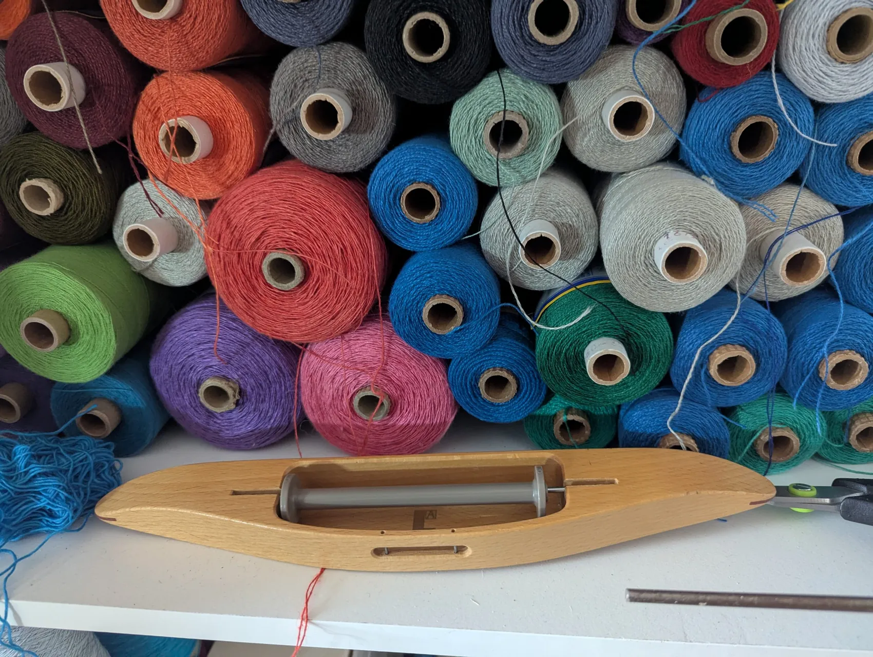Bunte Garnkonen im Atelier